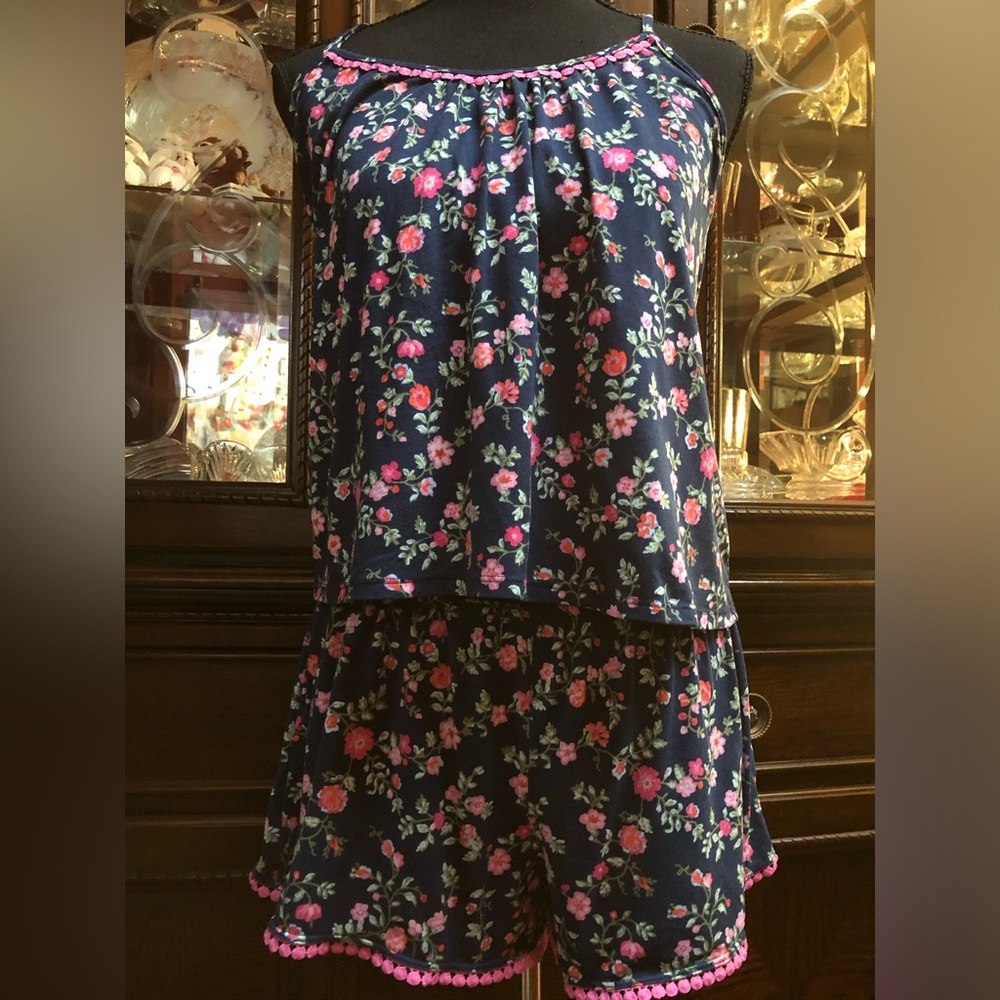 Secret Treasures 2 Piece Floral Pajama /Lounge Wear Set.